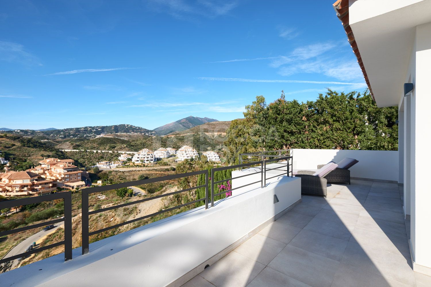 A MODERN VILLA FULLY RENOVATED IN NUEVA ANDALUCIA.