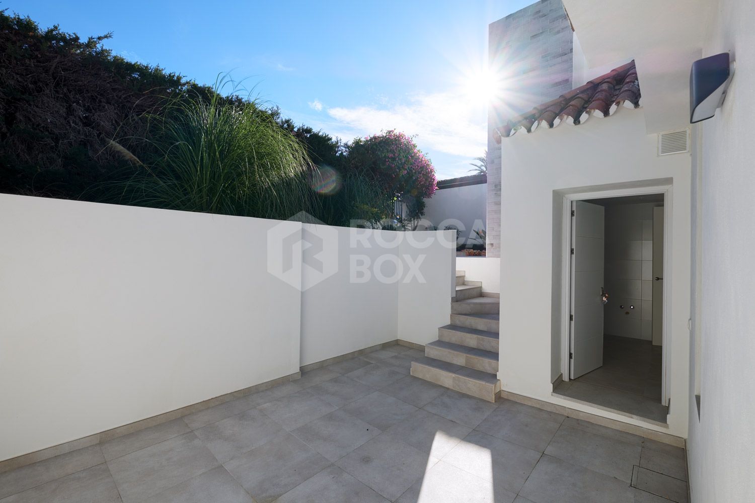 A MODERN VILLA FULLY RENOVATED IN NUEVA ANDALUCIA.