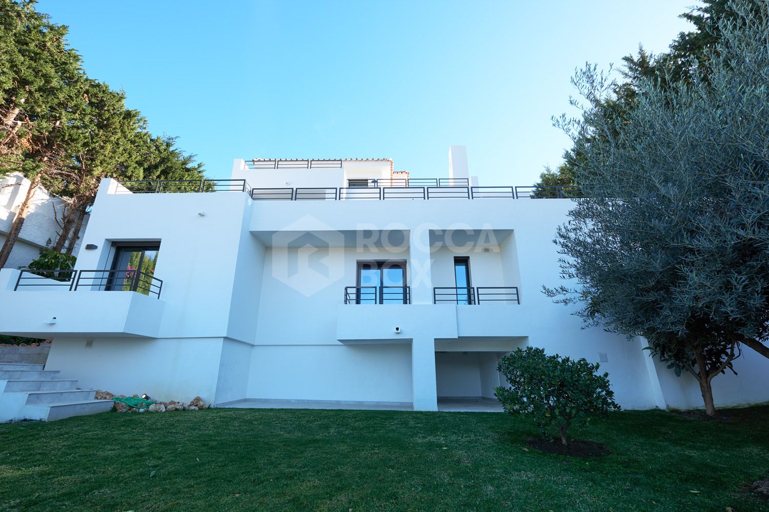 A MODERN VILLA FULLY RENOVATED IN NUEVA ANDALUCIA.