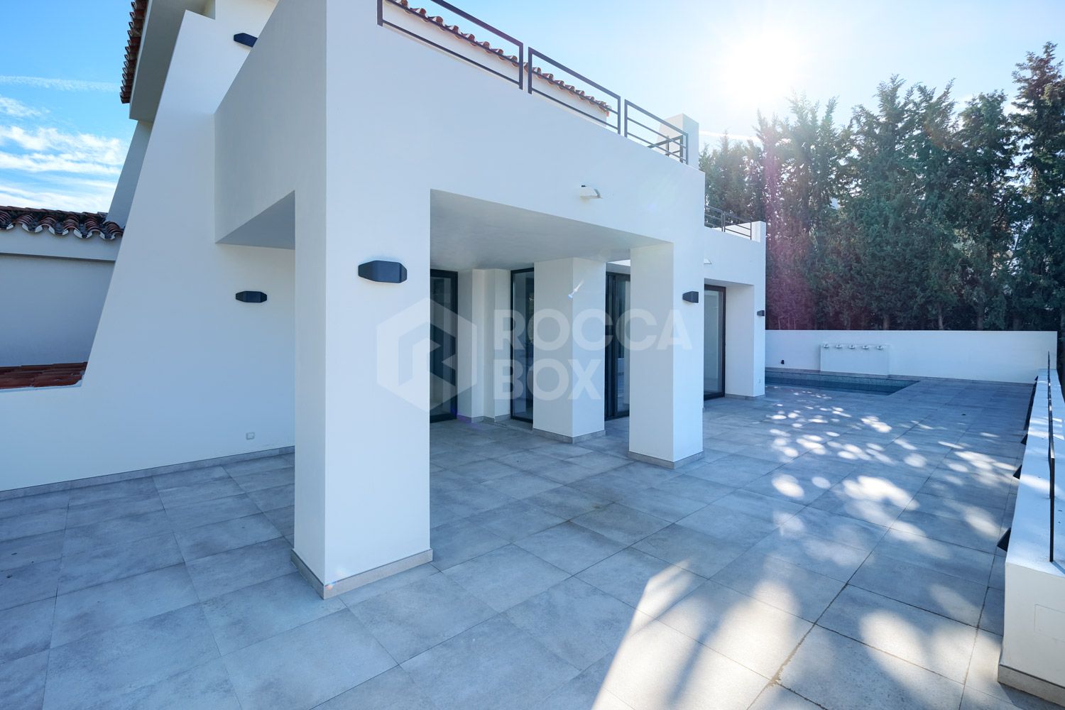 A MODERN VILLA FULLY RENOVATED IN NUEVA ANDALUCIA.