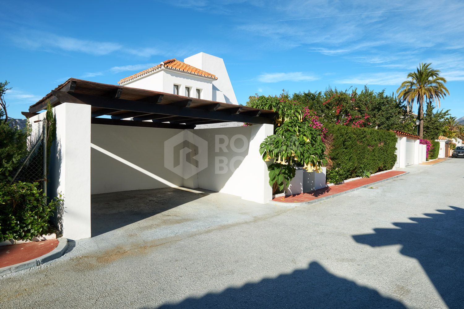 A MODERN VILLA FULLY RENOVATED IN NUEVA ANDALUCIA.