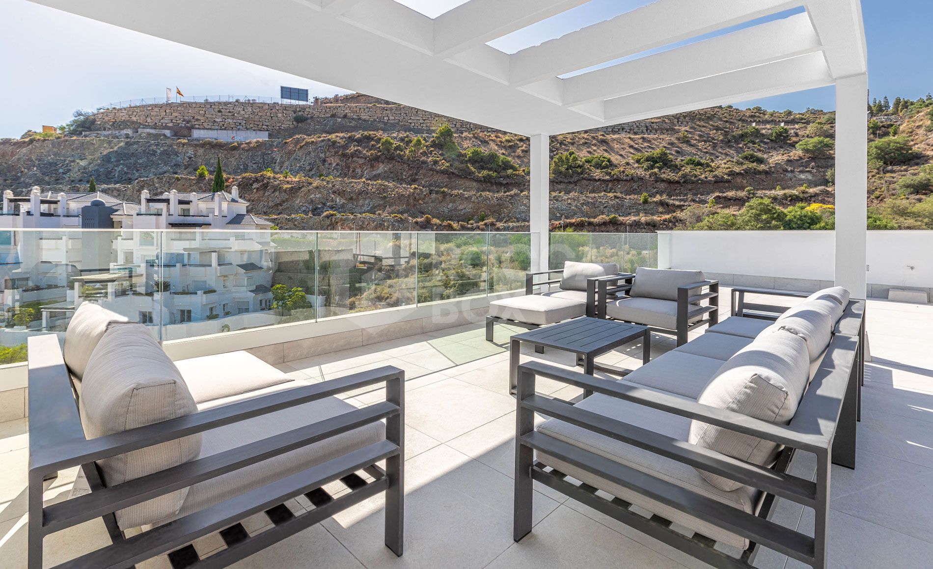 Alborada offers homes with a modern, attractive design and attention todetail, in a promotion perfectly integrated with the nature of its beautifulsurroundings.