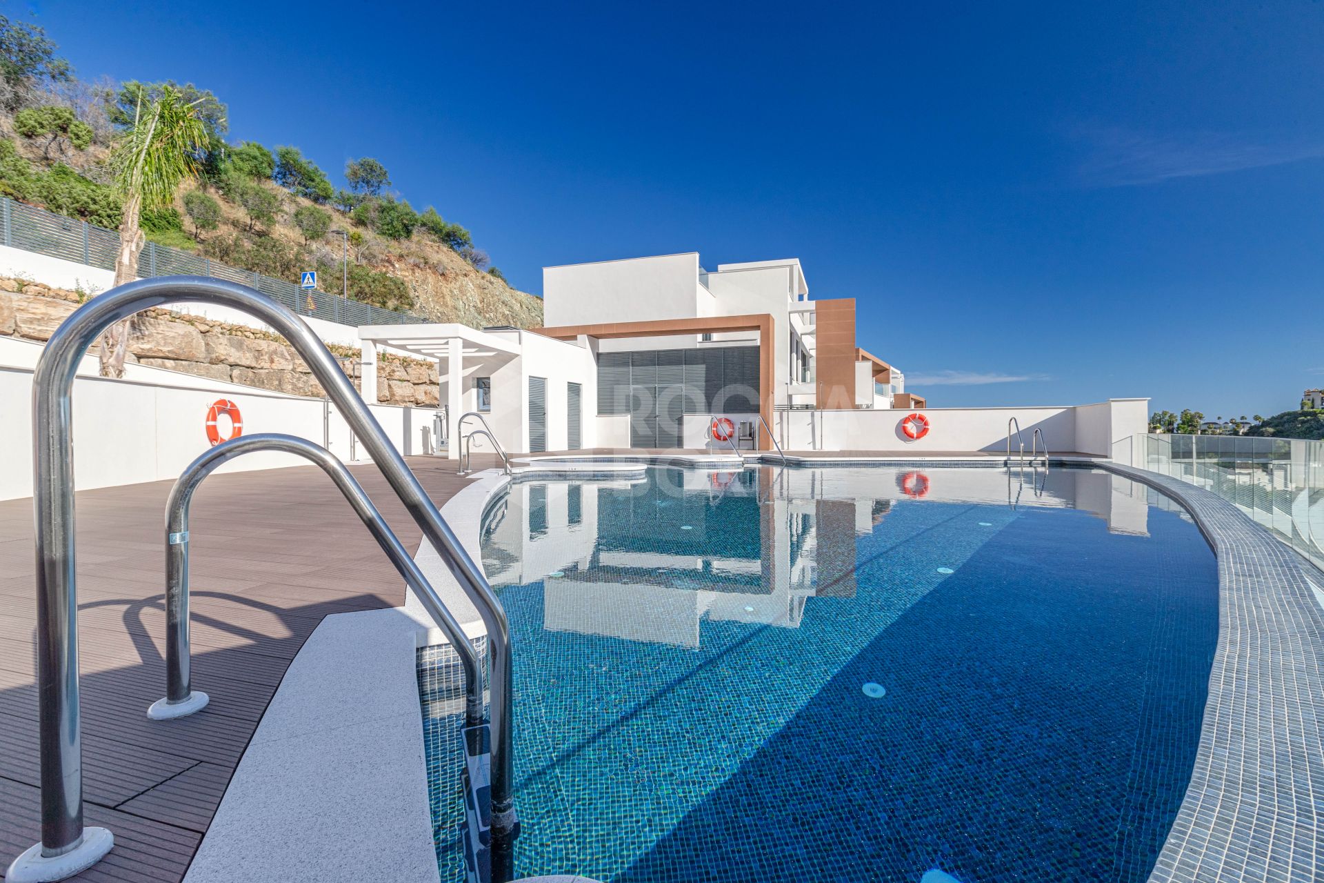Alborada offers homes with a modern, attractive design and attention todetail, in a promotion perfectly integrated with the nature of its beautifulsurroundings.