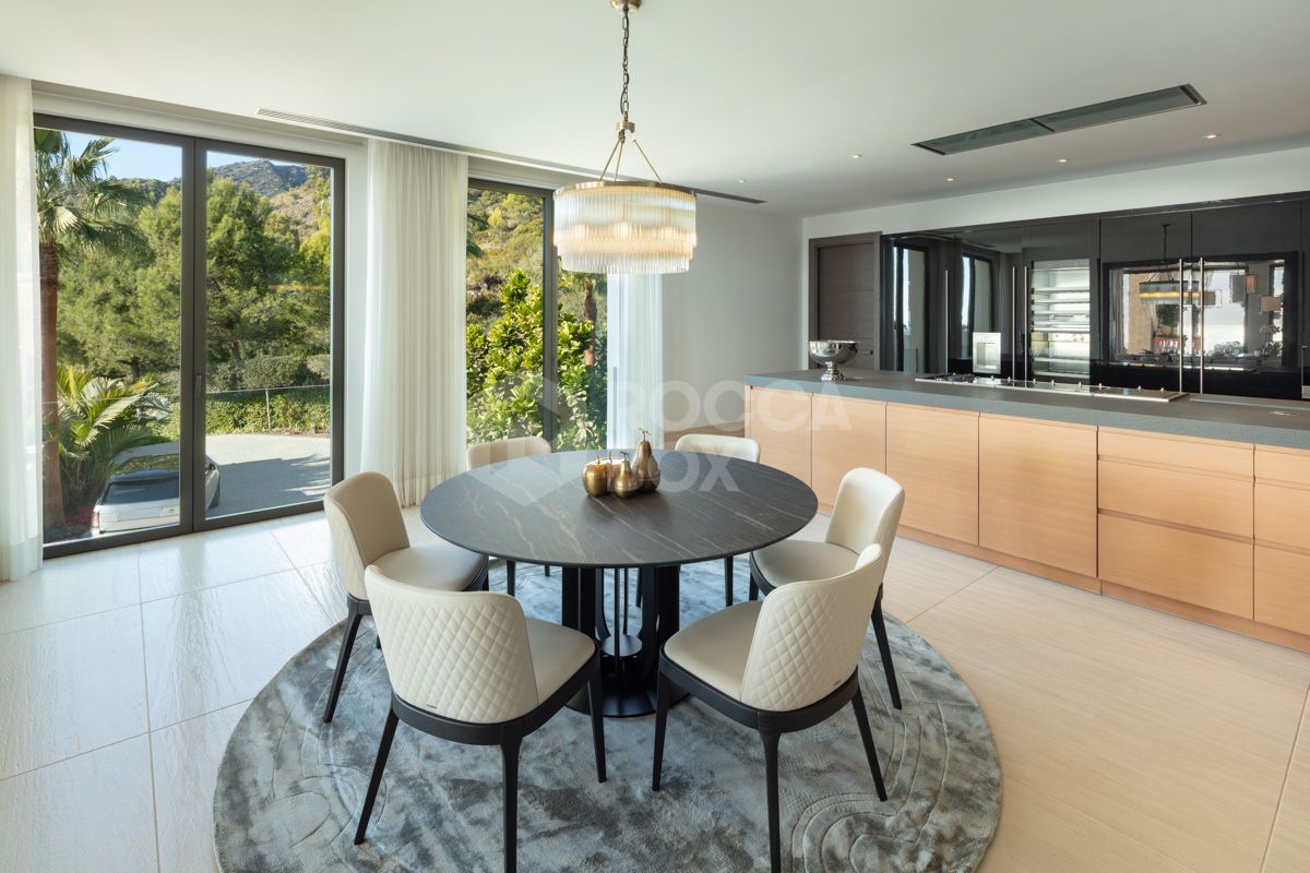 A true masterpiece in Marbella, located in the most prestigious gated community on the Costa del Sol: Cascada de Camoján.