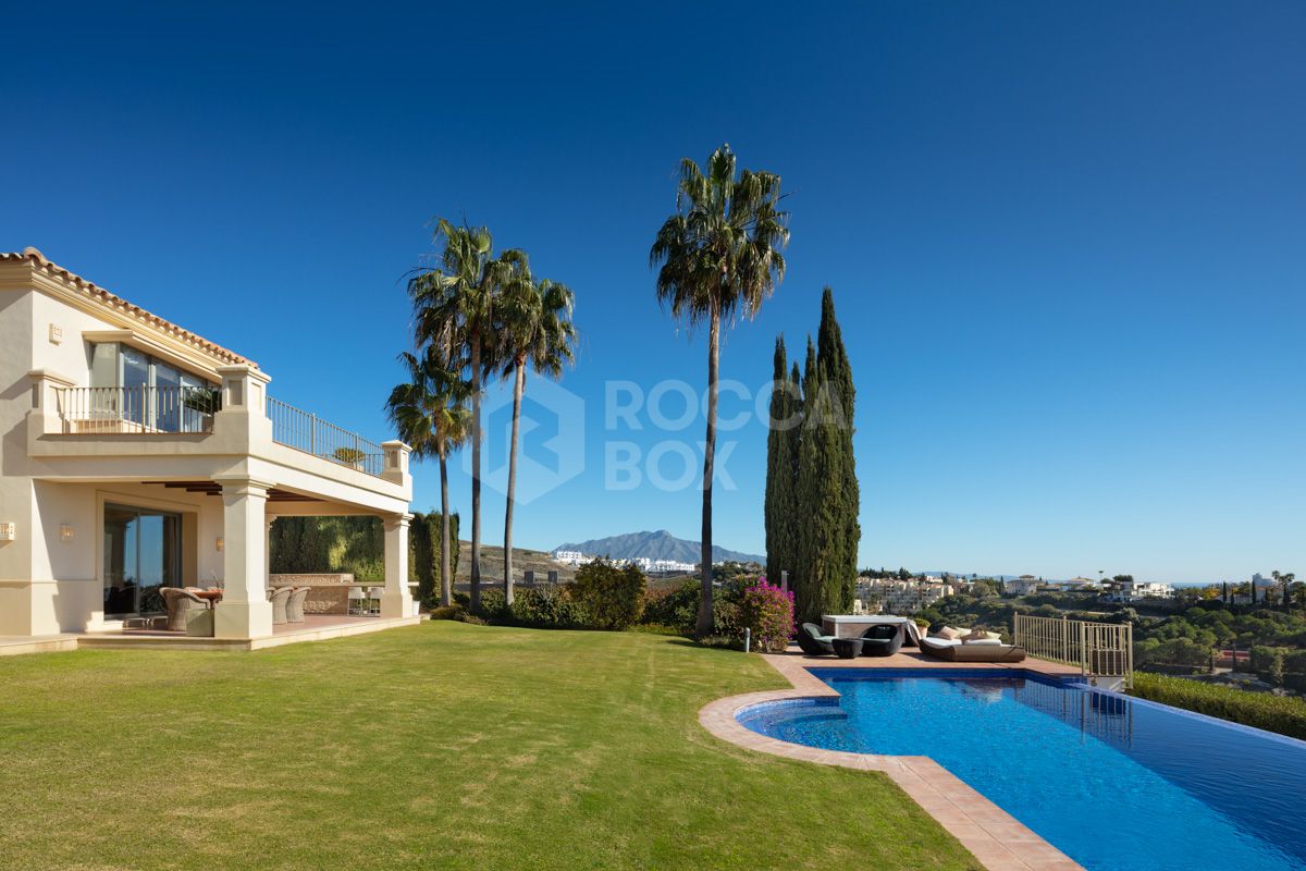 Charming and luxurious villa in the 5-Star community of Los Flamingos, in Benahavís.