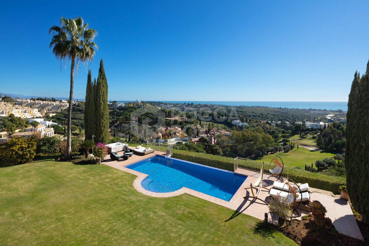 Charming and luxurious villa in the 5-Star community of Los Flamingos, in Benahavís.