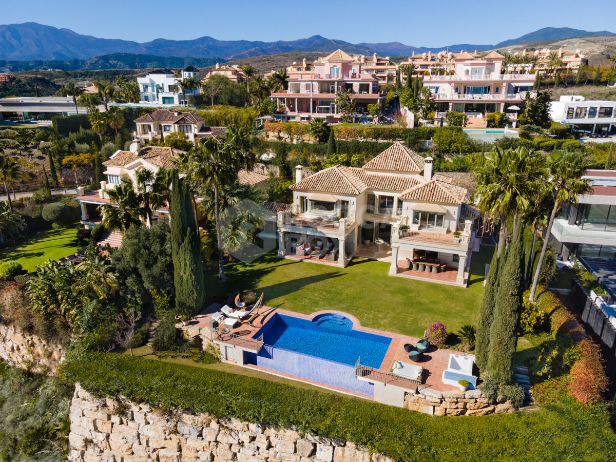 Charming and luxurious villa in the 5-Star community of Los Flamingos, in Benahavís.