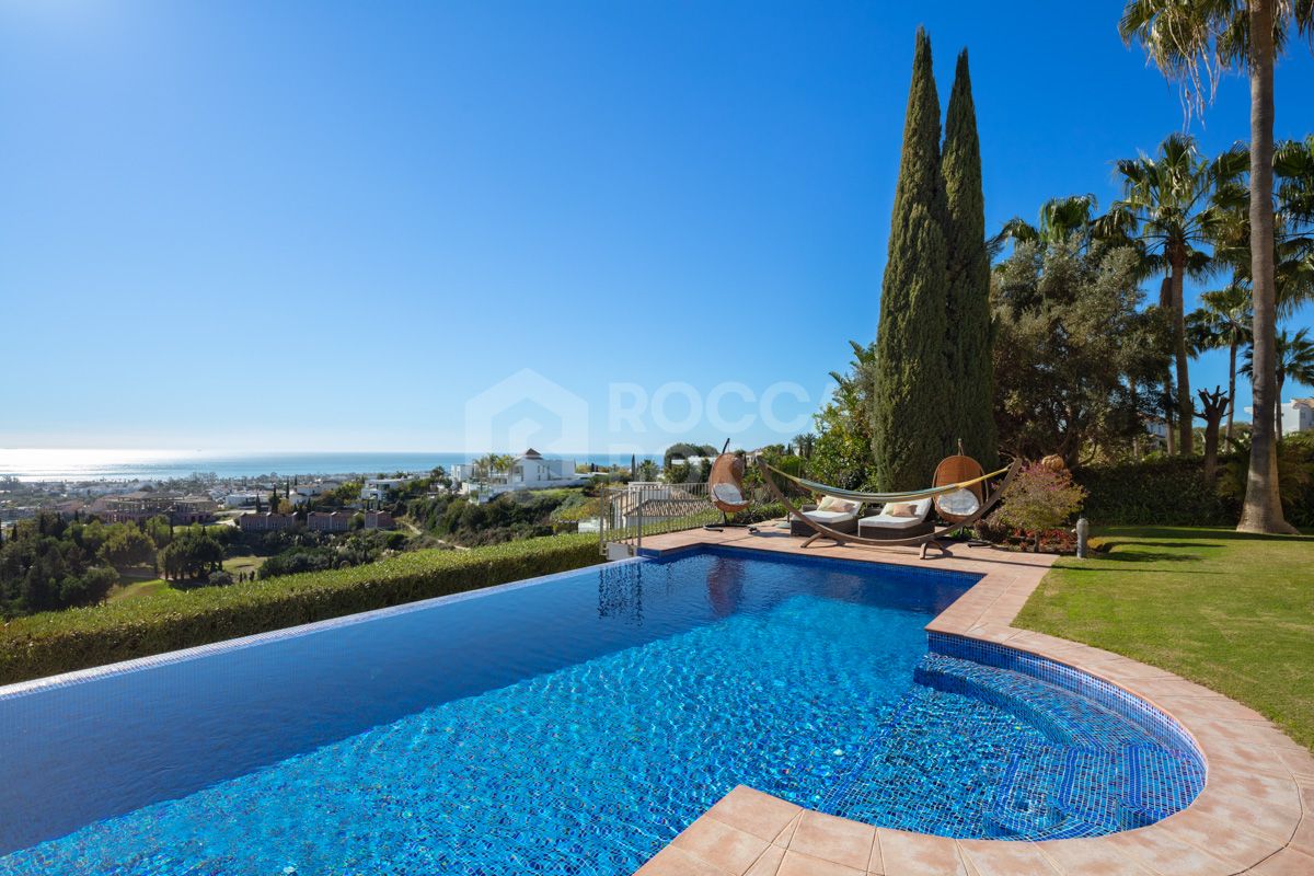 Charming and luxurious villa in the 5-Star community of Los Flamingos, in Benahavís.