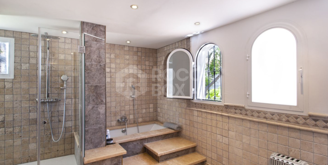 Villa with golf front line views in Marbella
