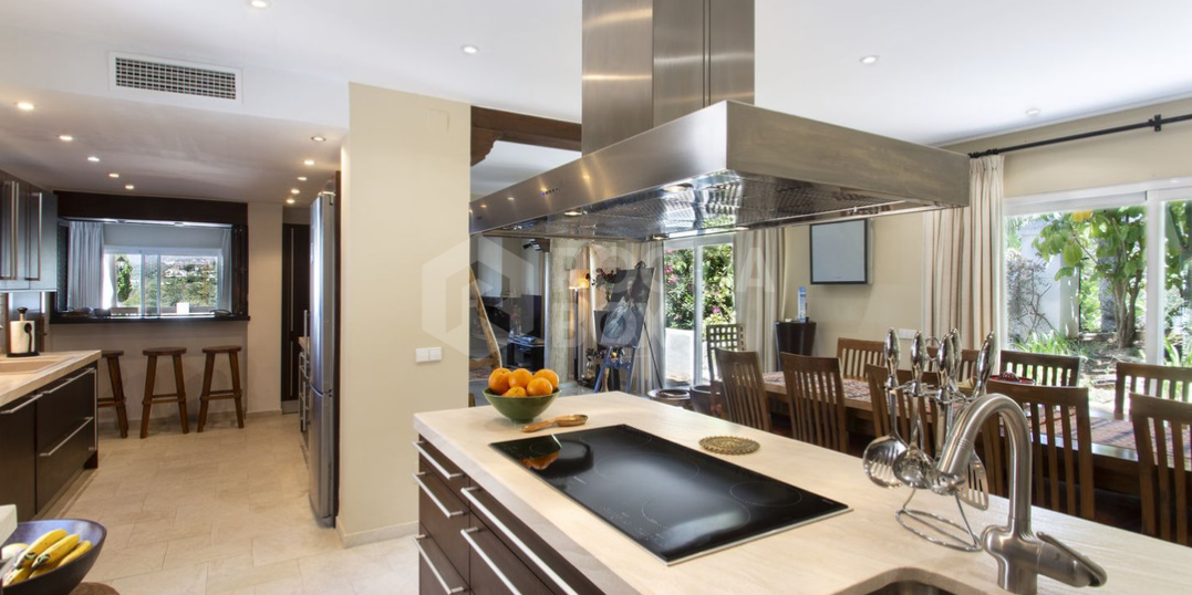Villa with golf front line views in Marbella