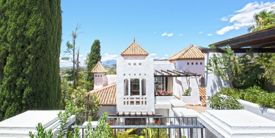 Villa with golf front line views in Marbella