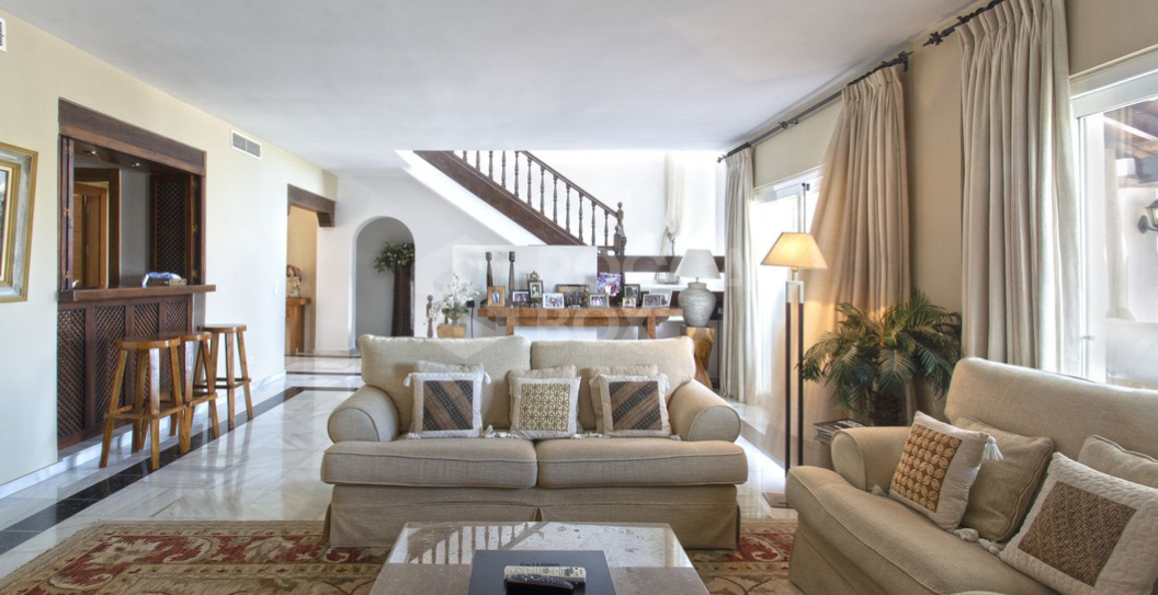 Villa with golf front line views in Marbella