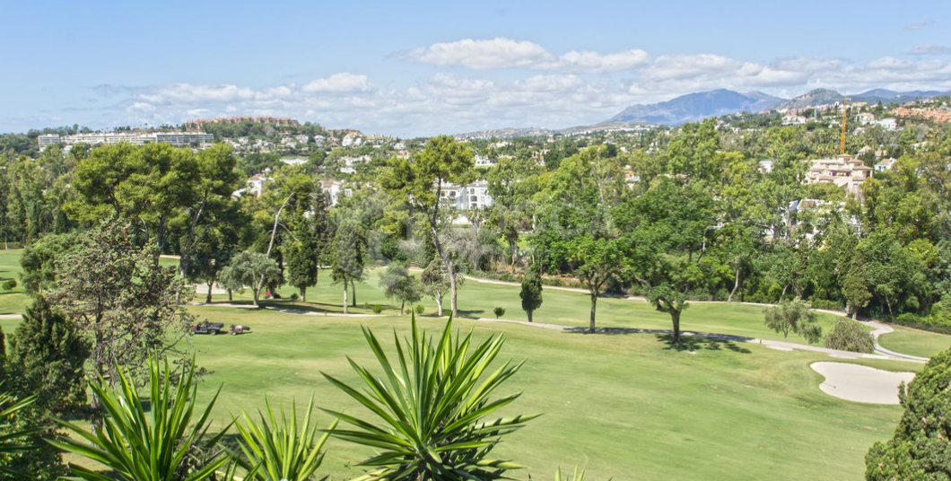 Villa with golf front line views in Marbella