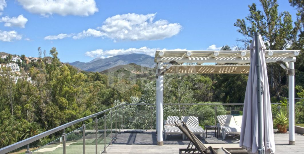 Villa with golf front line views in Marbella