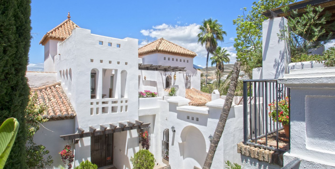 Villa with golf front line views in Marbella