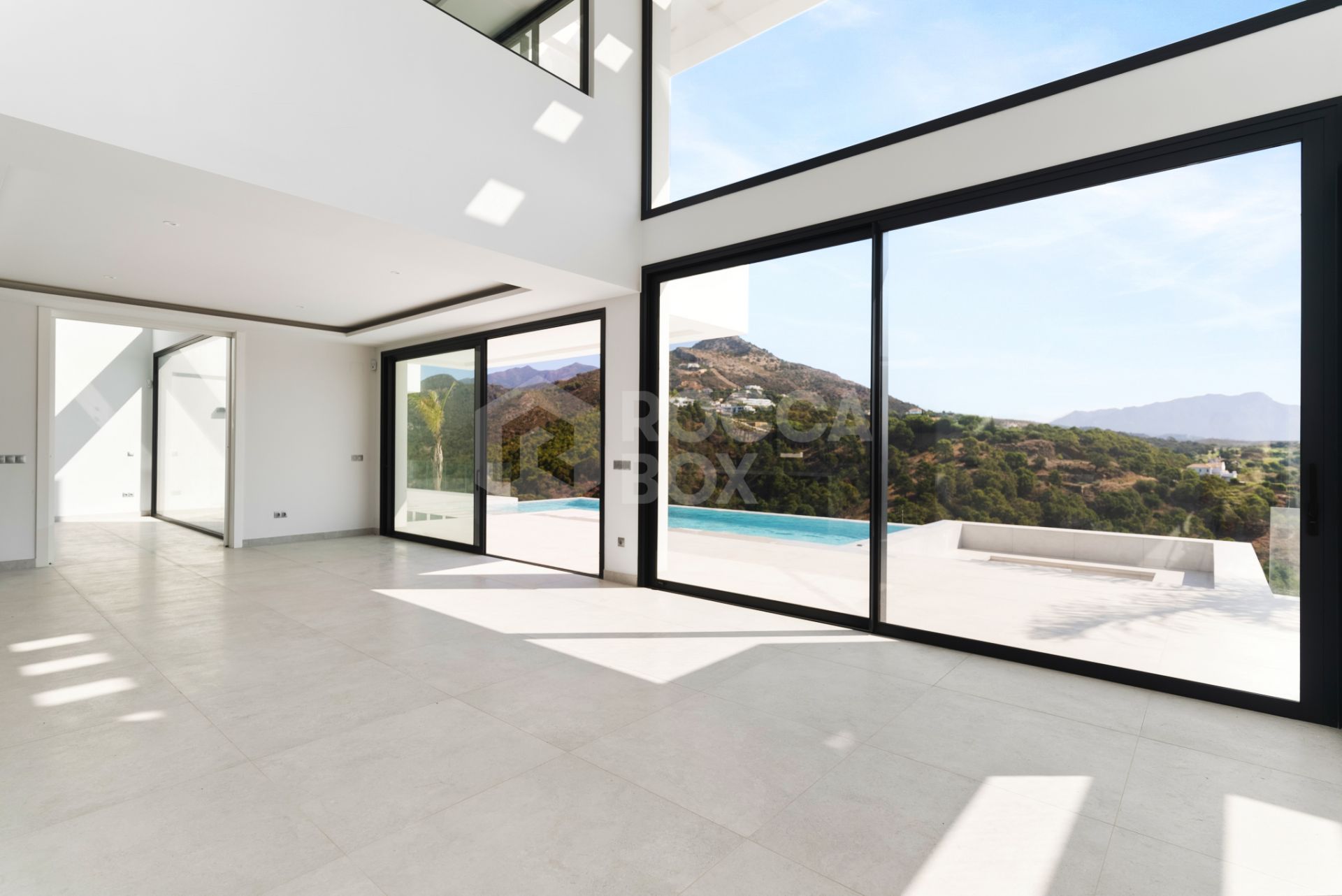 Luxurious Modern Villa with Panoramic Views in Monte Mayor