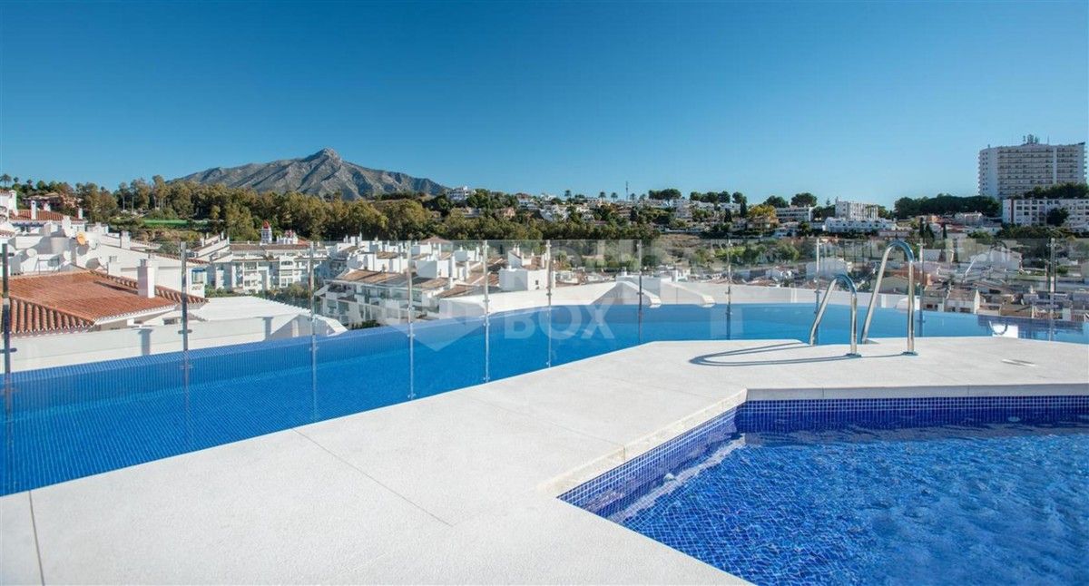 Chic Elegance with Mountain Views: 3-Bedroom Apartment in Nueva Andalucía