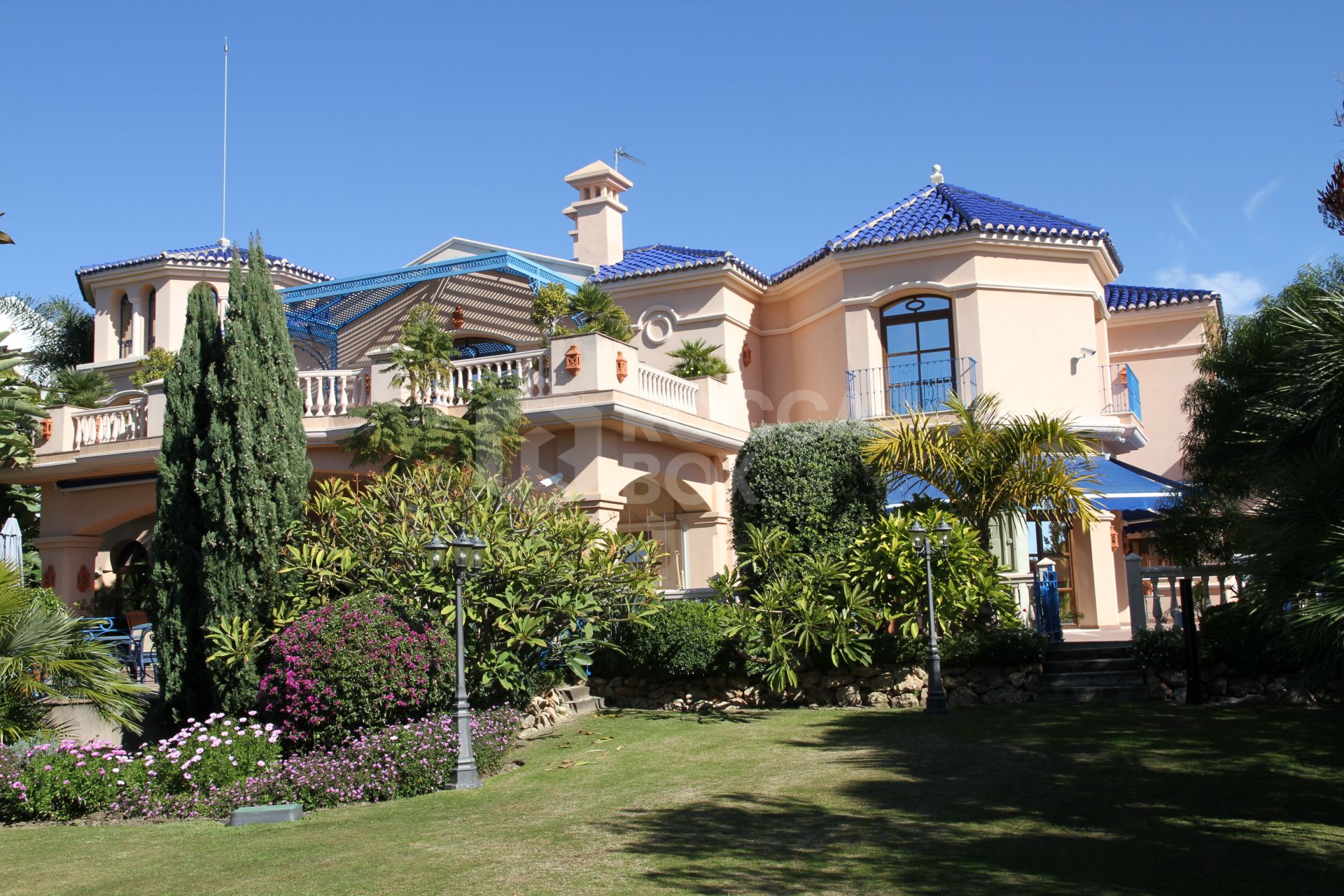 Luxury classic mansion in Marbella