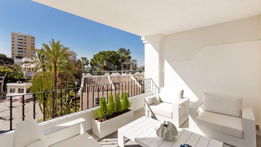 Luxury Living at Its Finest: Experience Casa Solaris in Aloha Gardens, Nueva Andalucia!