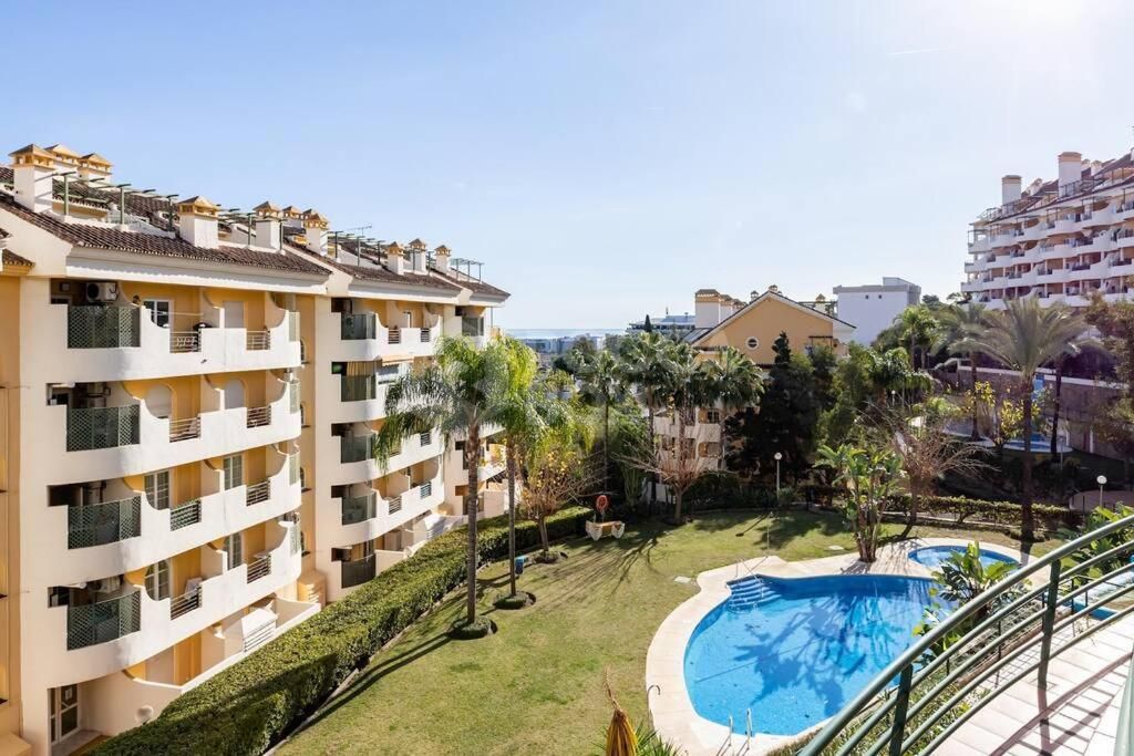 Elegant 2-Bedroom Apartment with Panoramic Views in Señorio de Aloha