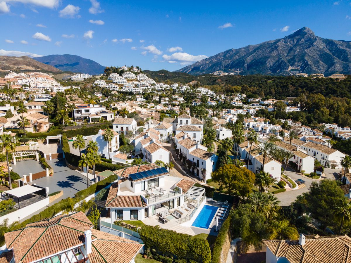 Refurbished Villa with Breathtaking Views in Nueva Andalucia's Golf Valley