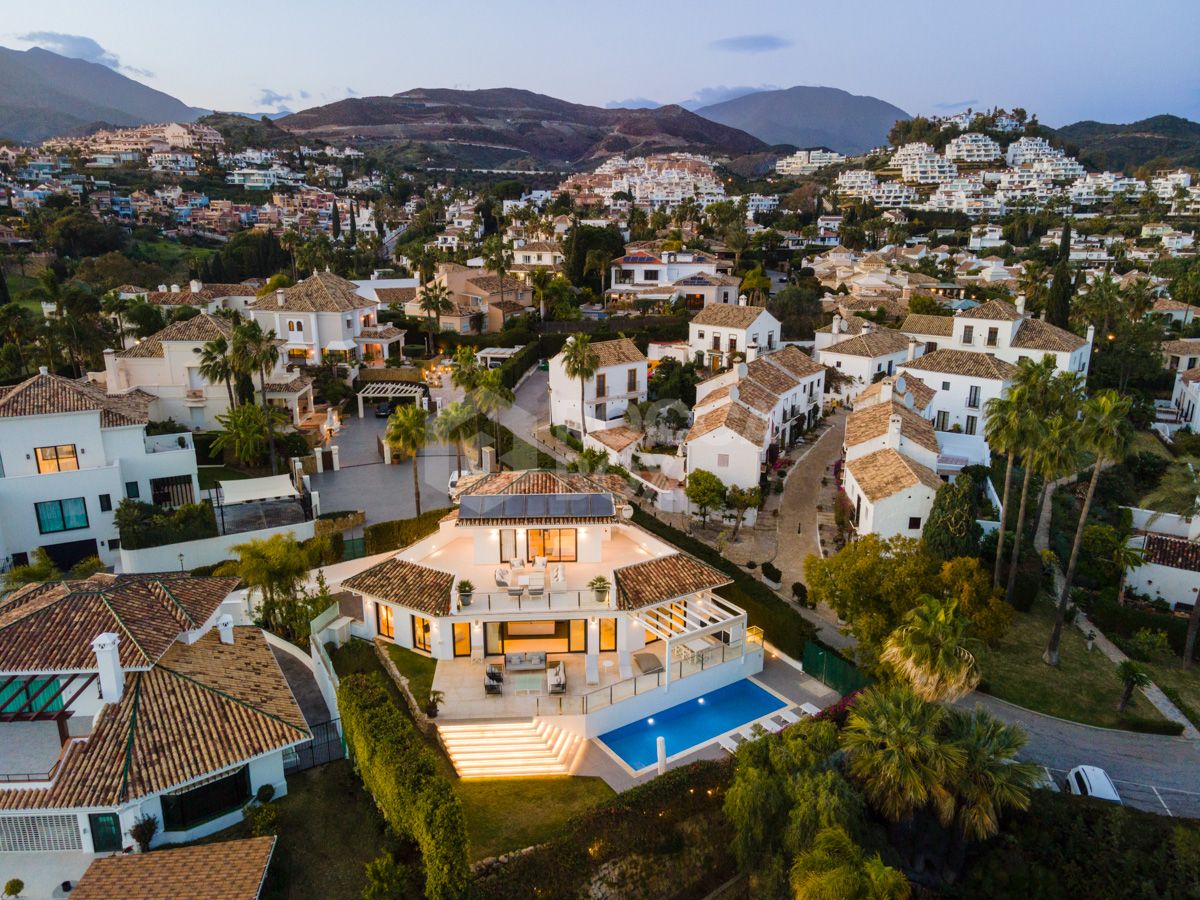 Refurbished Villa with Breathtaking Views in Nueva Andalucia's Golf Valley