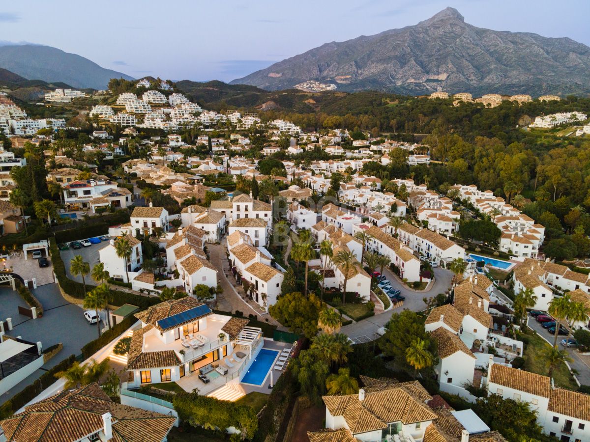 Refurbished Villa with Breathtaking Views in Nueva Andalucia's Golf Valley