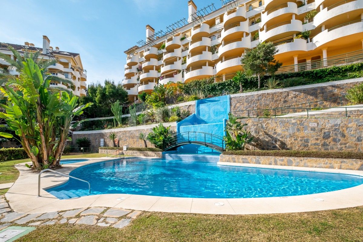 A LOVELY GROUND FLOOR DUPLEX APARTMENT IN NUEVA ANDALUCIA, WALKING DISTANCE TO THE BEACH & PUERTO BANUS.
