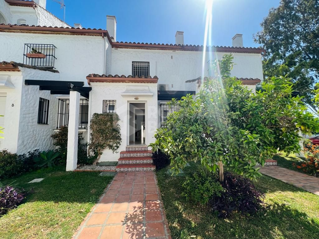 Cozy 2 Bedroom Townhouse with Private Garden in Urbanisation Las Palmeras, El Paraíso.