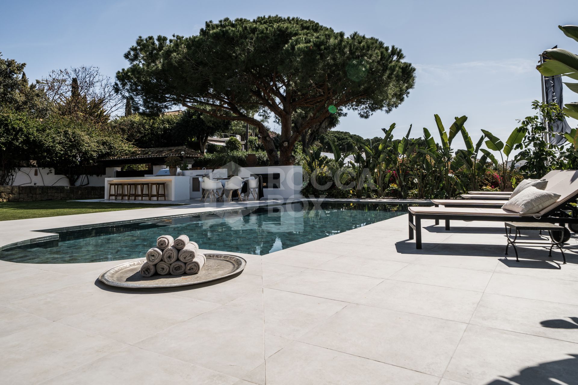 Indulge in the Perfect Fusion of Modern Luxury and Andalusian Charm in this Exquisite Villa