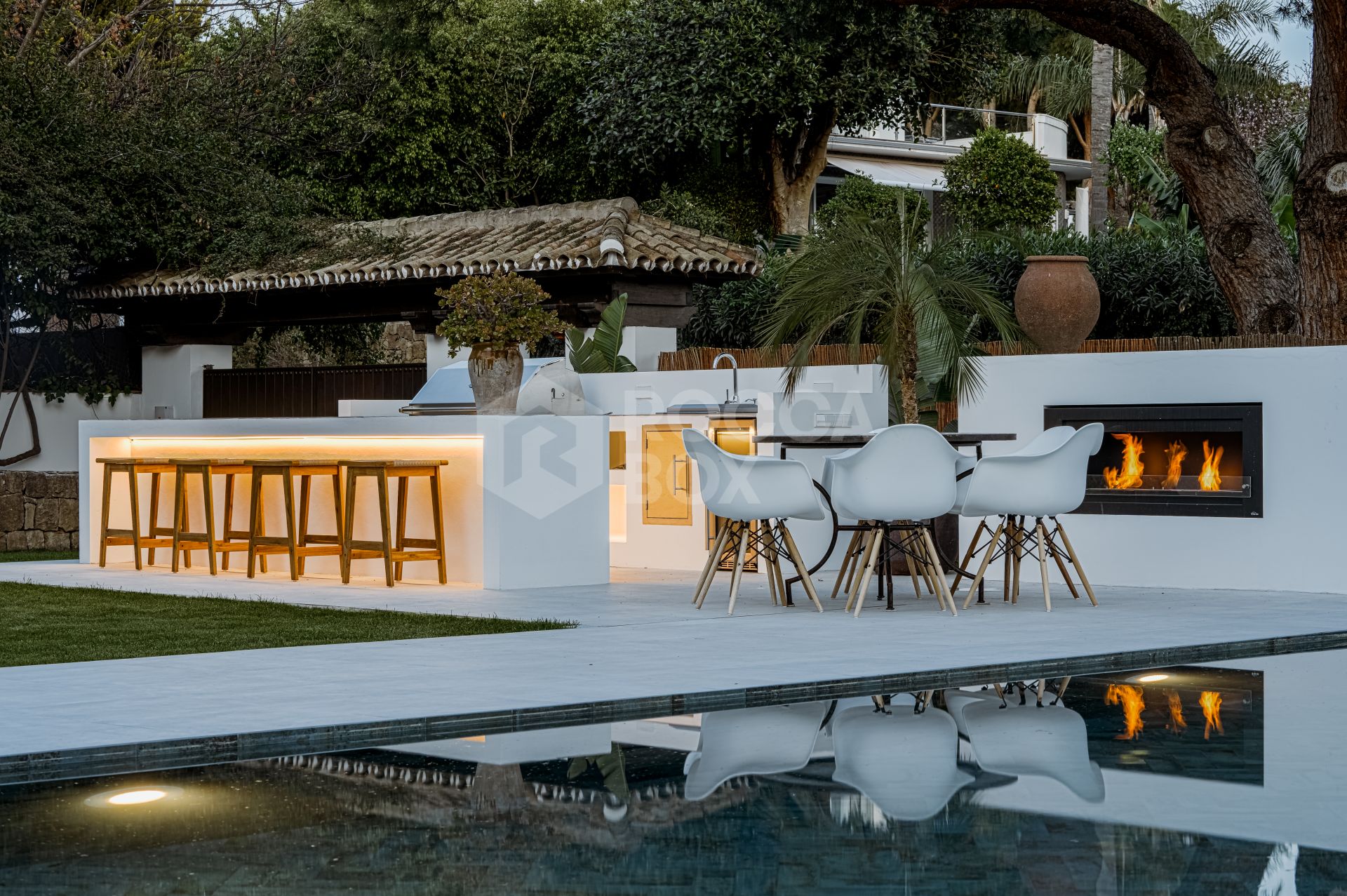 Indulge in the Perfect Fusion of Modern Luxury and Andalusian Charm in this Exquisite Villa