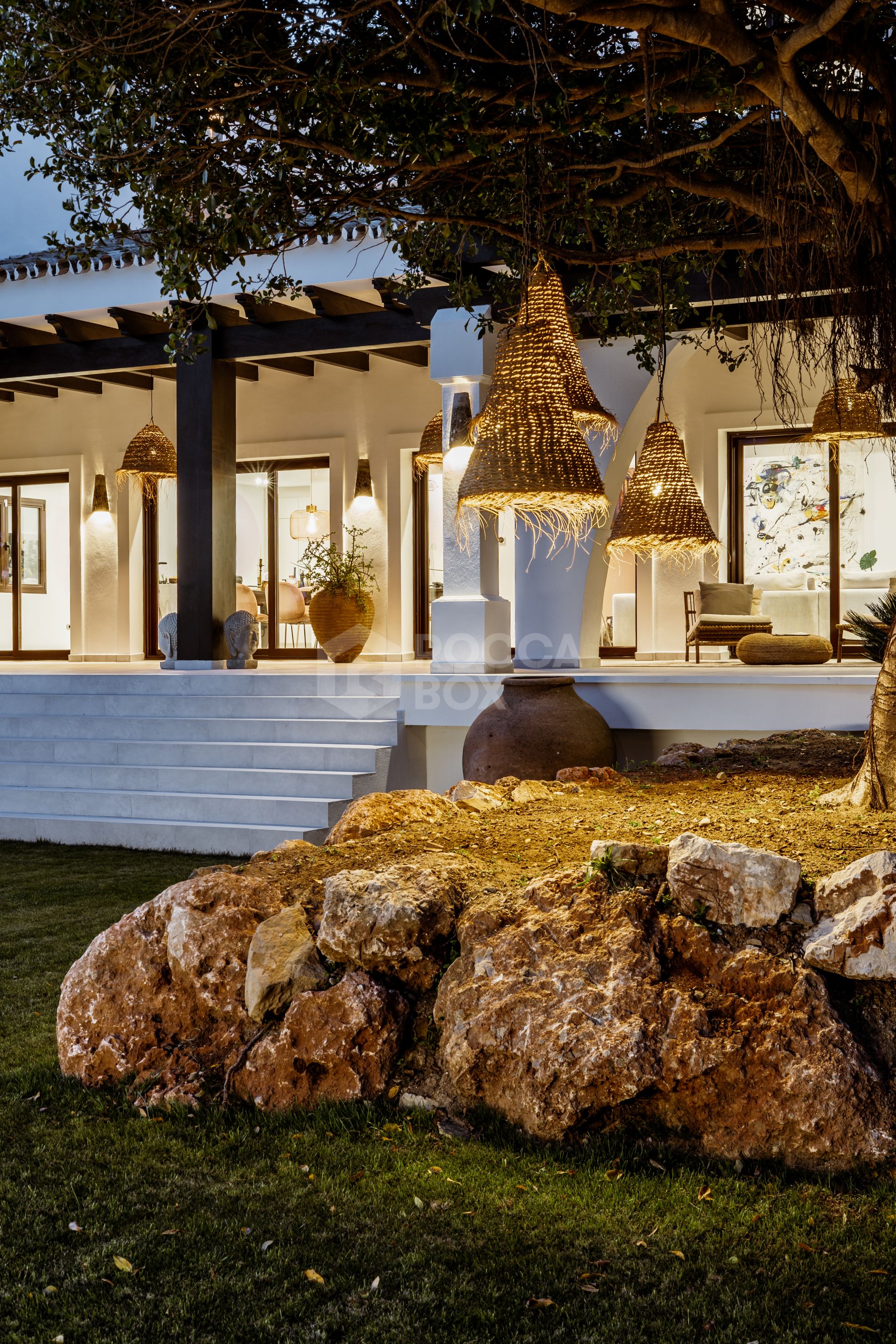 Indulge in the Perfect Fusion of Modern Luxury and Andalusian Charm in this Exquisite Villa