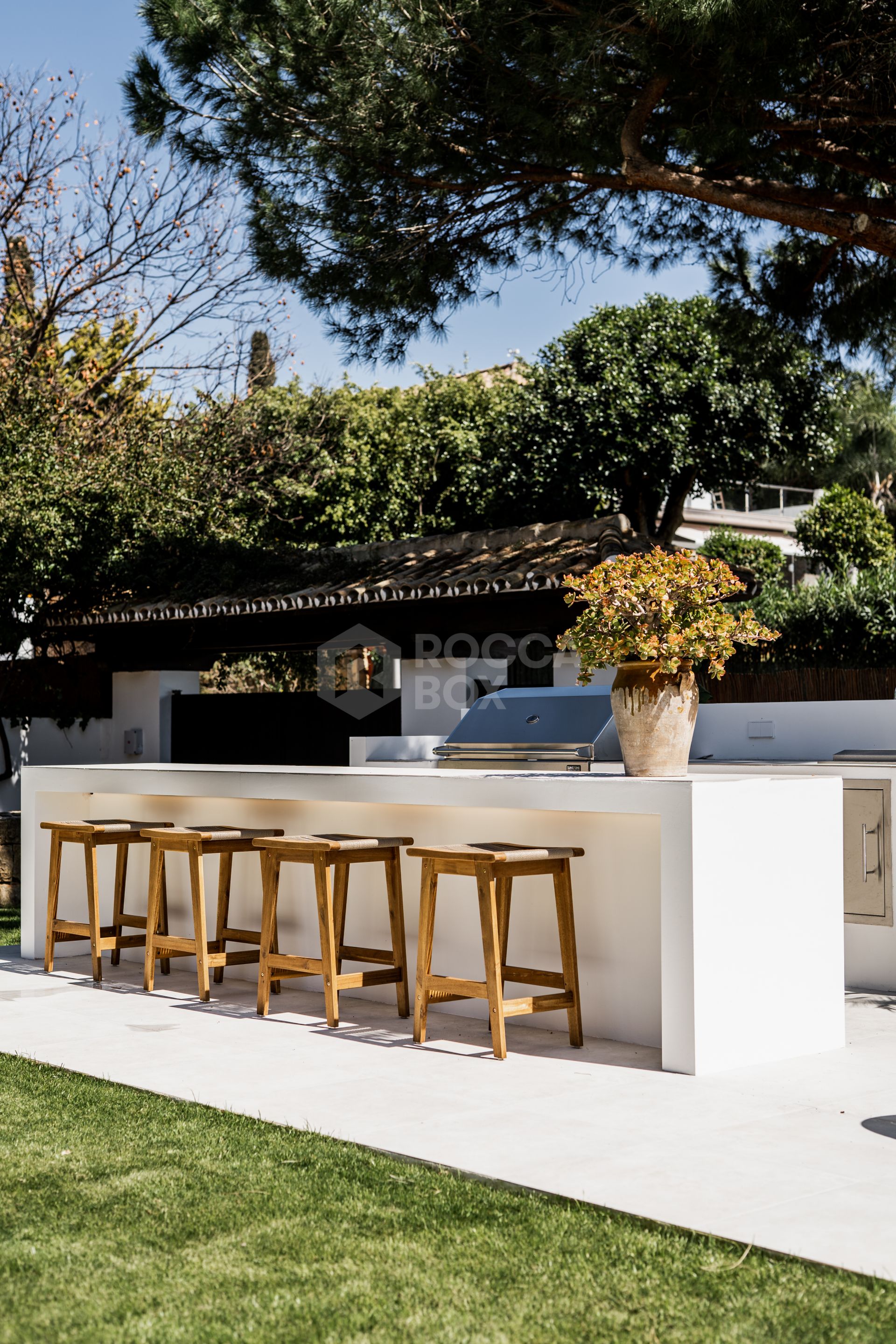 Indulge in the Perfect Fusion of Modern Luxury and Andalusian Charm in this Exquisite Villa