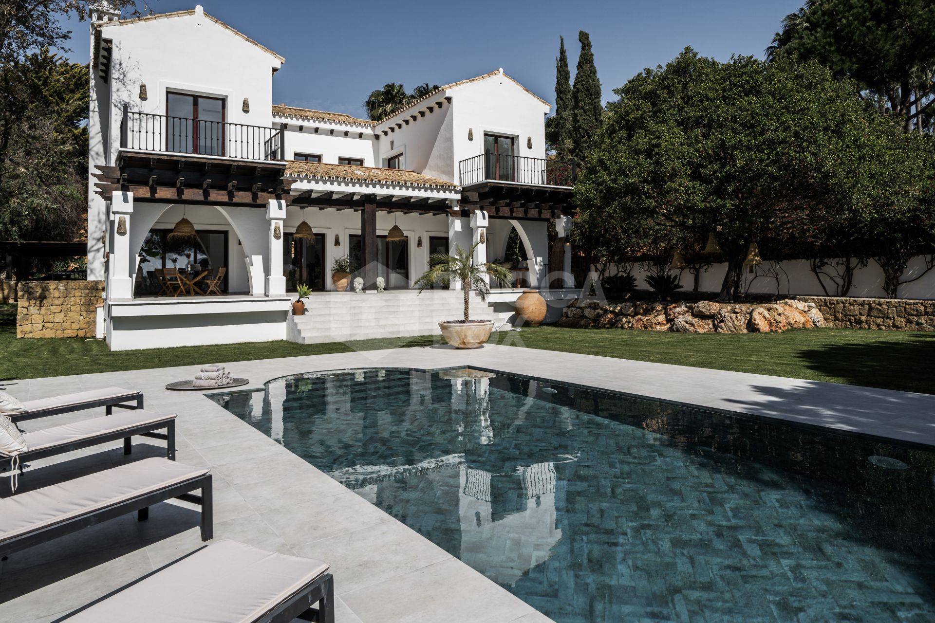 Indulge in the Perfect Fusion of Modern Luxury and Andalusian Charm in this Exquisite Villa