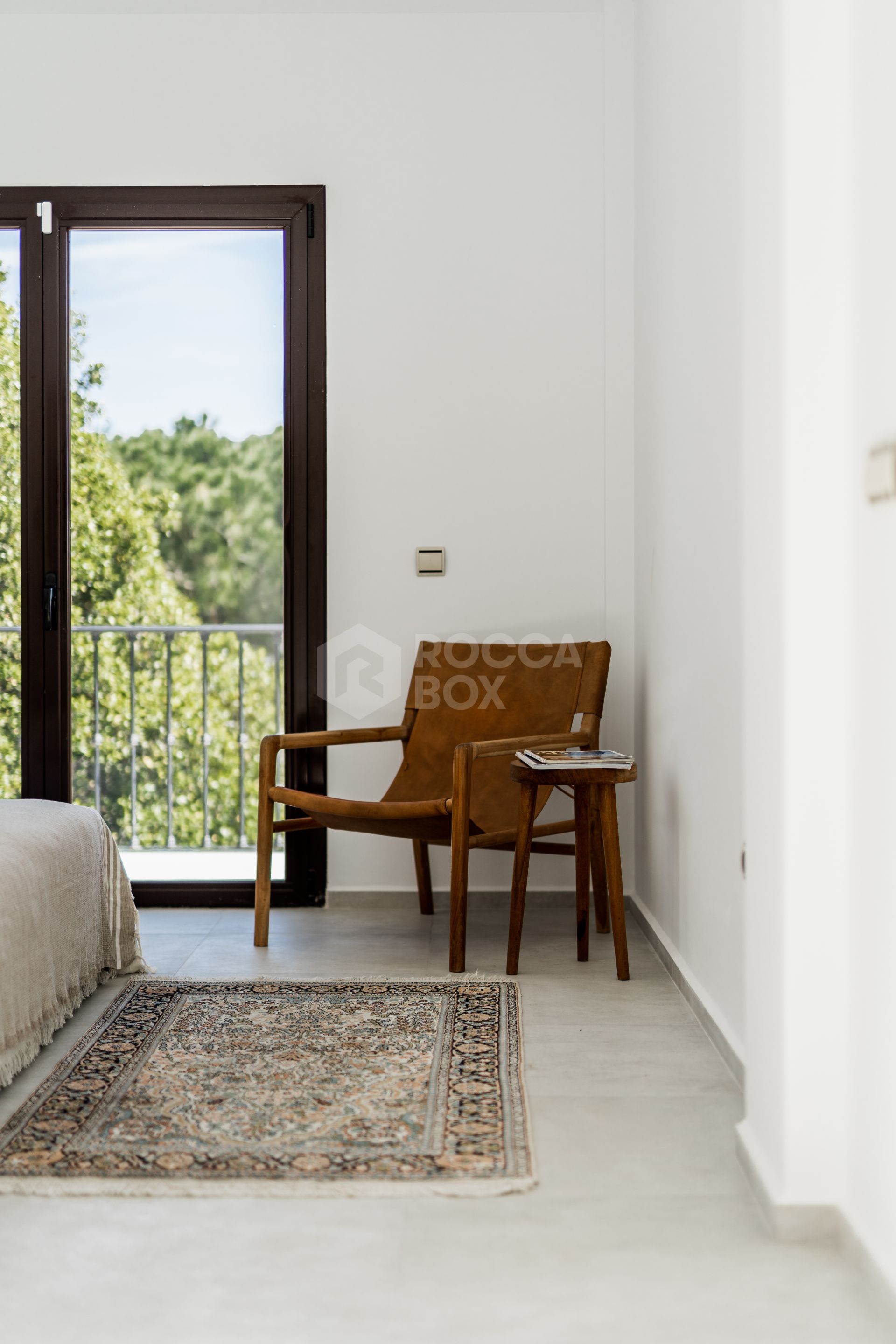 Indulge in the Perfect Fusion of Modern Luxury and Andalusian Charm in this Exquisite Villa