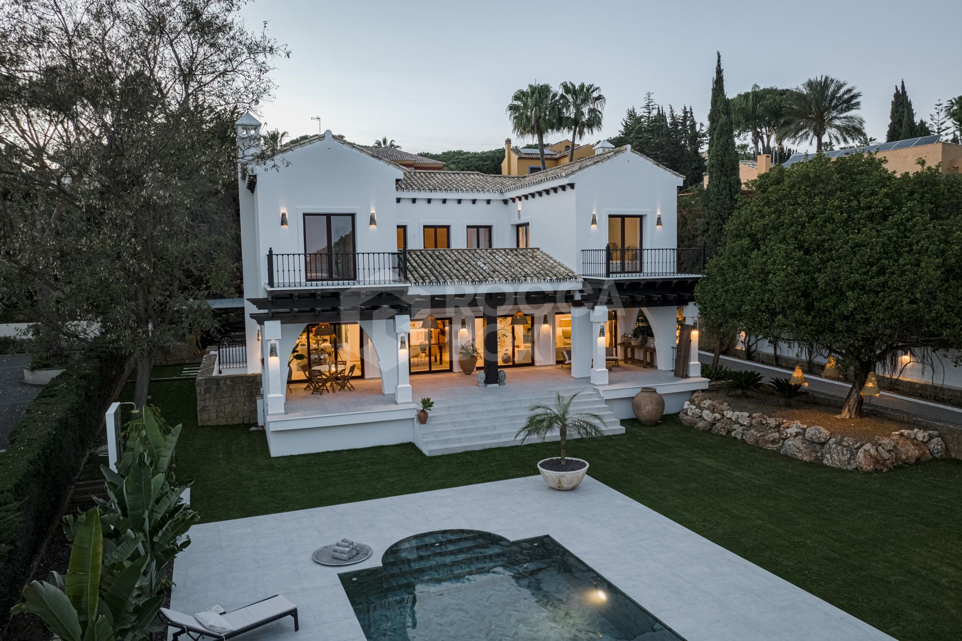 Indulge in the Perfect Fusion of Modern Luxury and Andalusian Charm in this Exquisite Villa