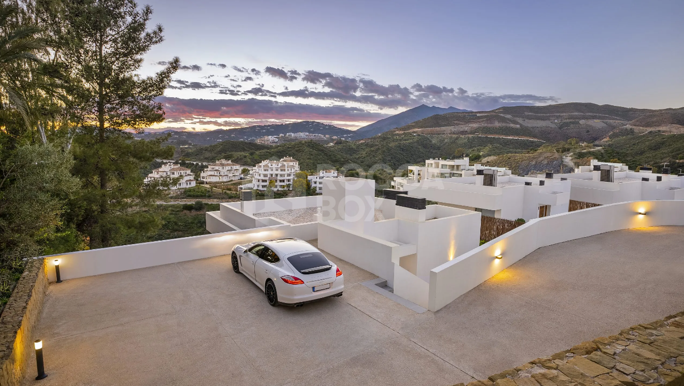 Immerse Yourself in Luxury and Serenity at Villa Elsa, Where Modern Architecture Meets Breathtaking Sea Views