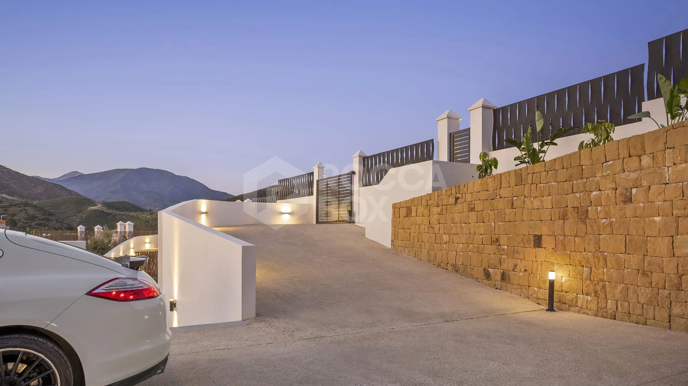 Immerse Yourself in Luxury and Serenity at Villa Elsa, Where Modern Architecture Meets Breathtaking Sea Views
