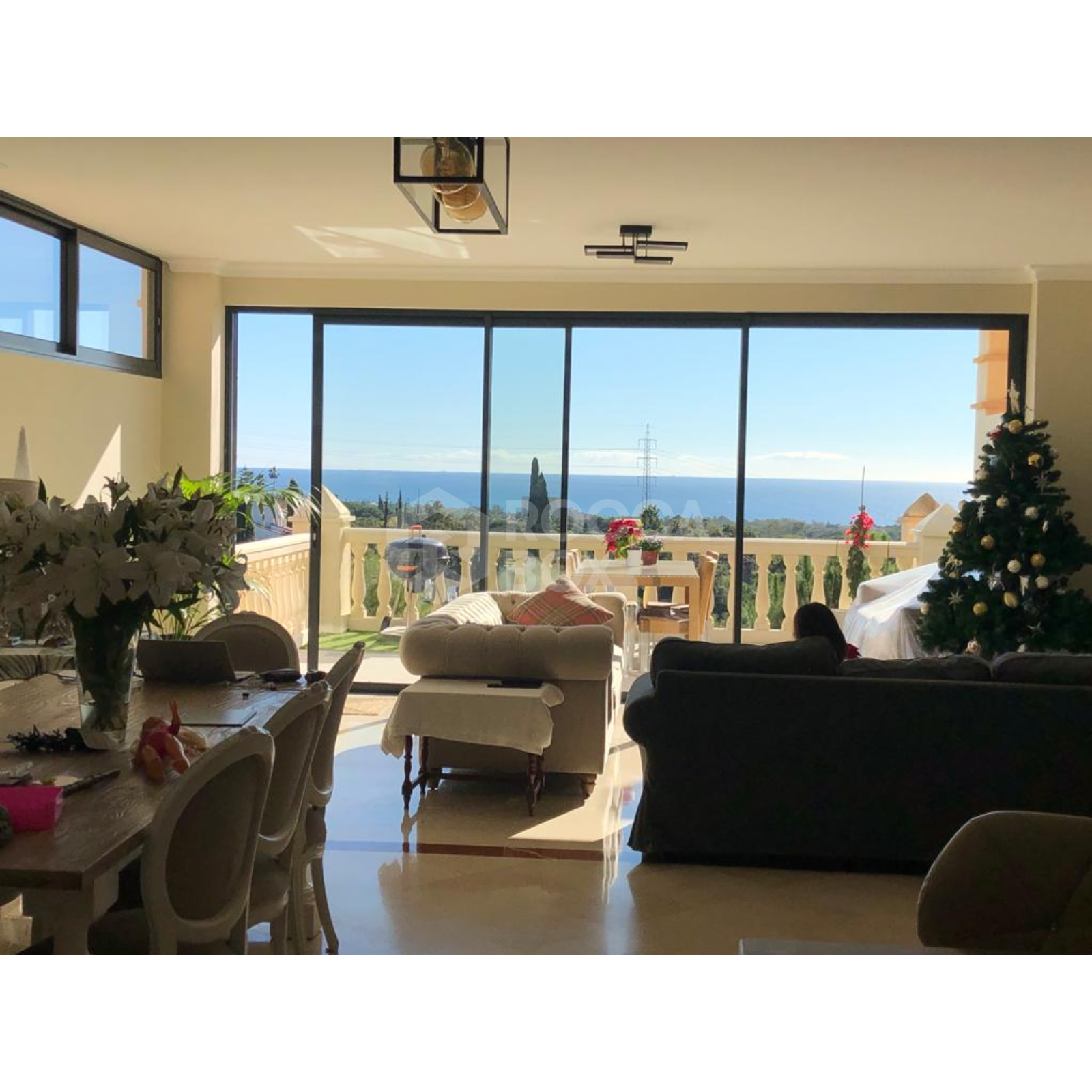 A Spacious Townhouse With Panoramic Sea Views In Grace Paradise.