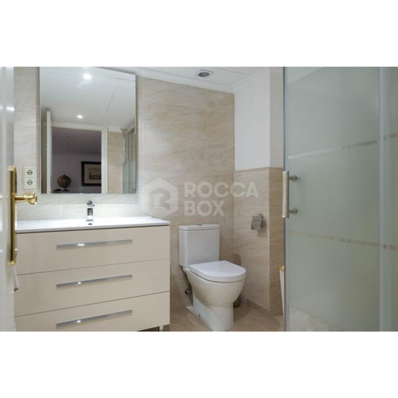 A Spacious Townhouse With Panoramic Sea Views In Grace Paradise.