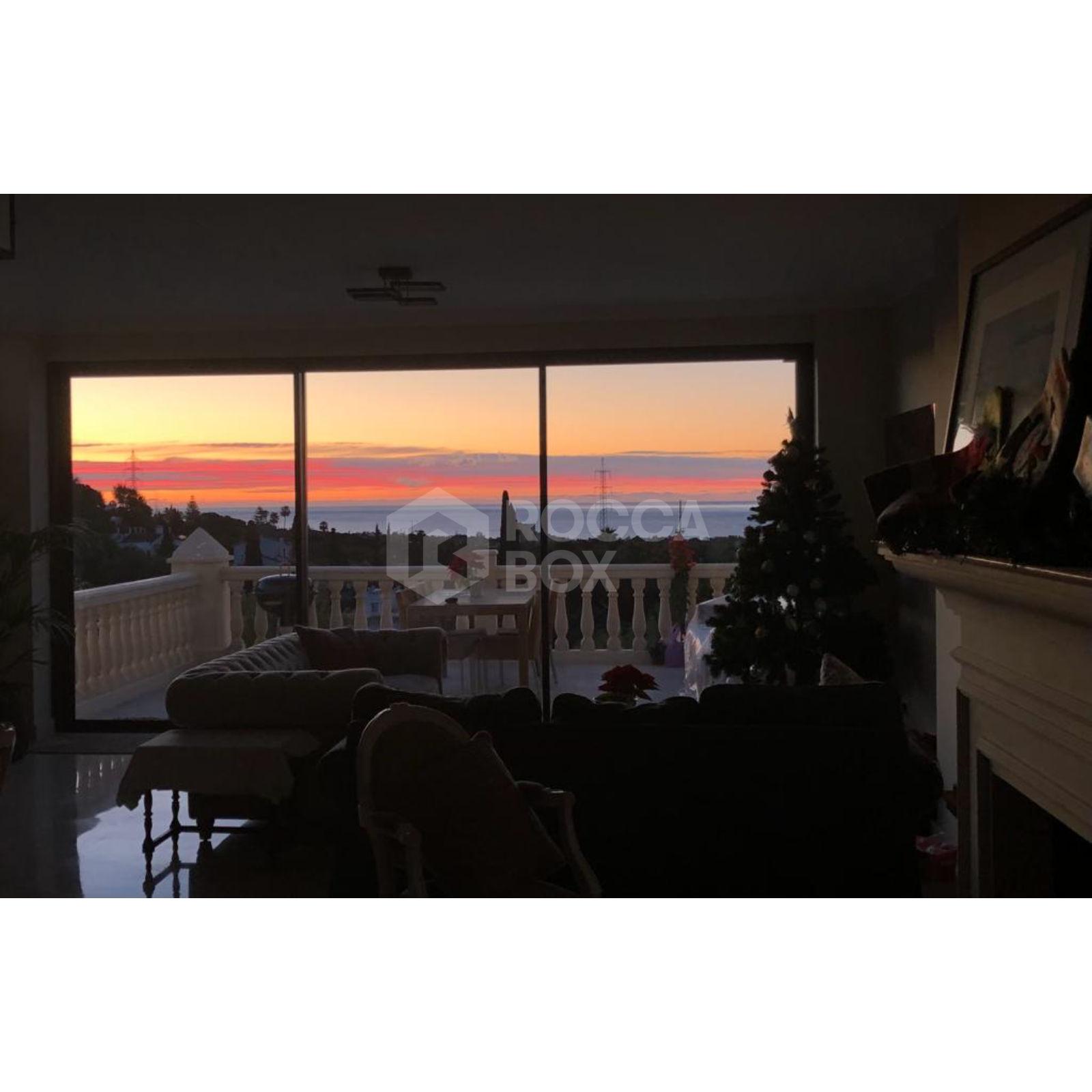 A Spacious Townhouse With Panoramic Sea Views In Grace Paradise.