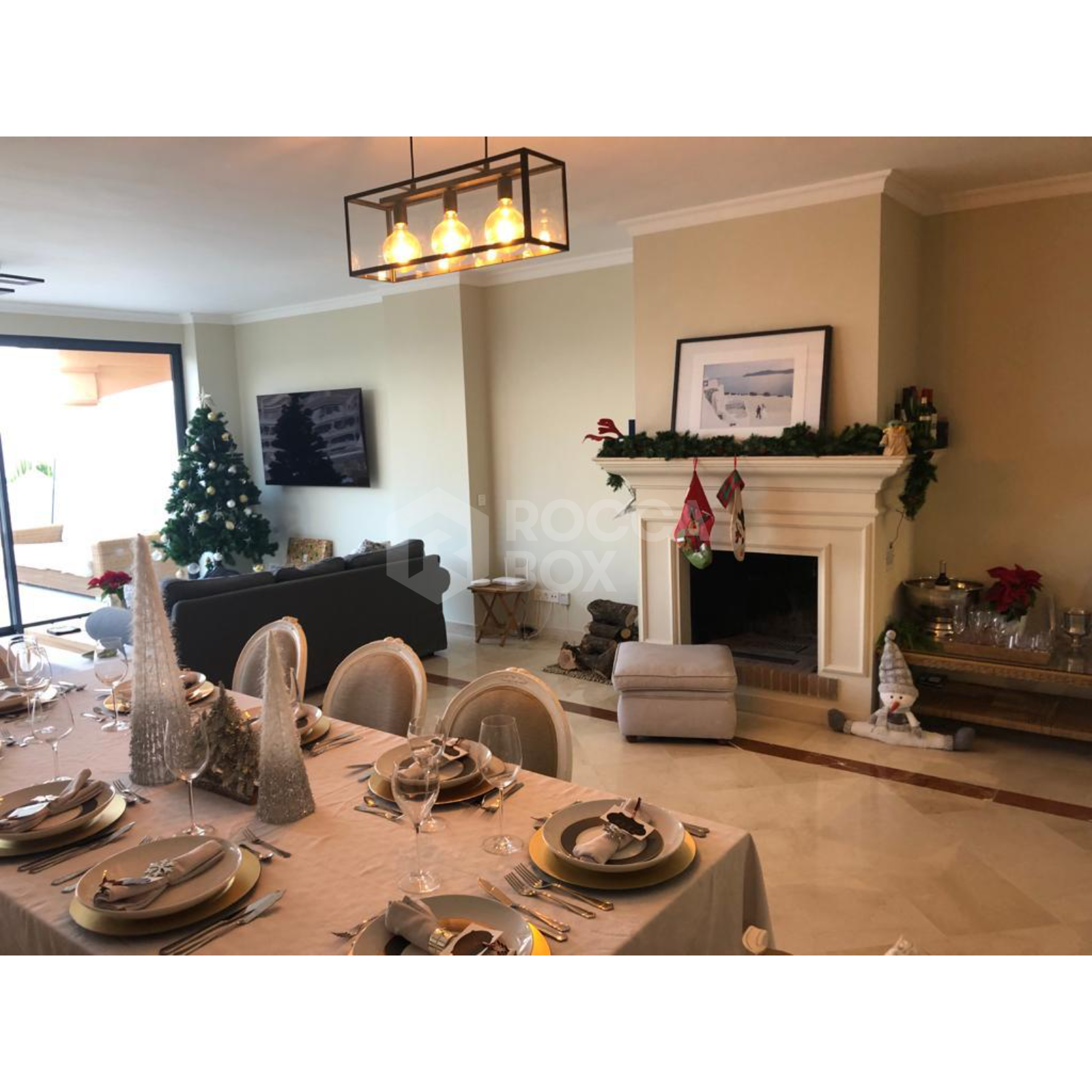 A Spacious Townhouse With Panoramic Sea Views In Grace Paradise.