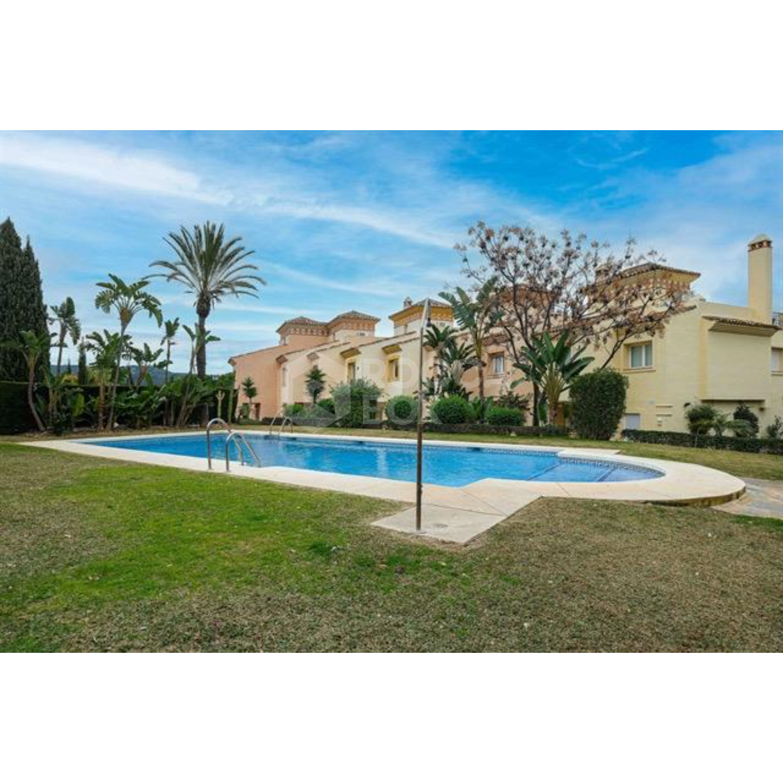 A Spacious Townhouse With Panoramic Sea Views In Grace Paradise.