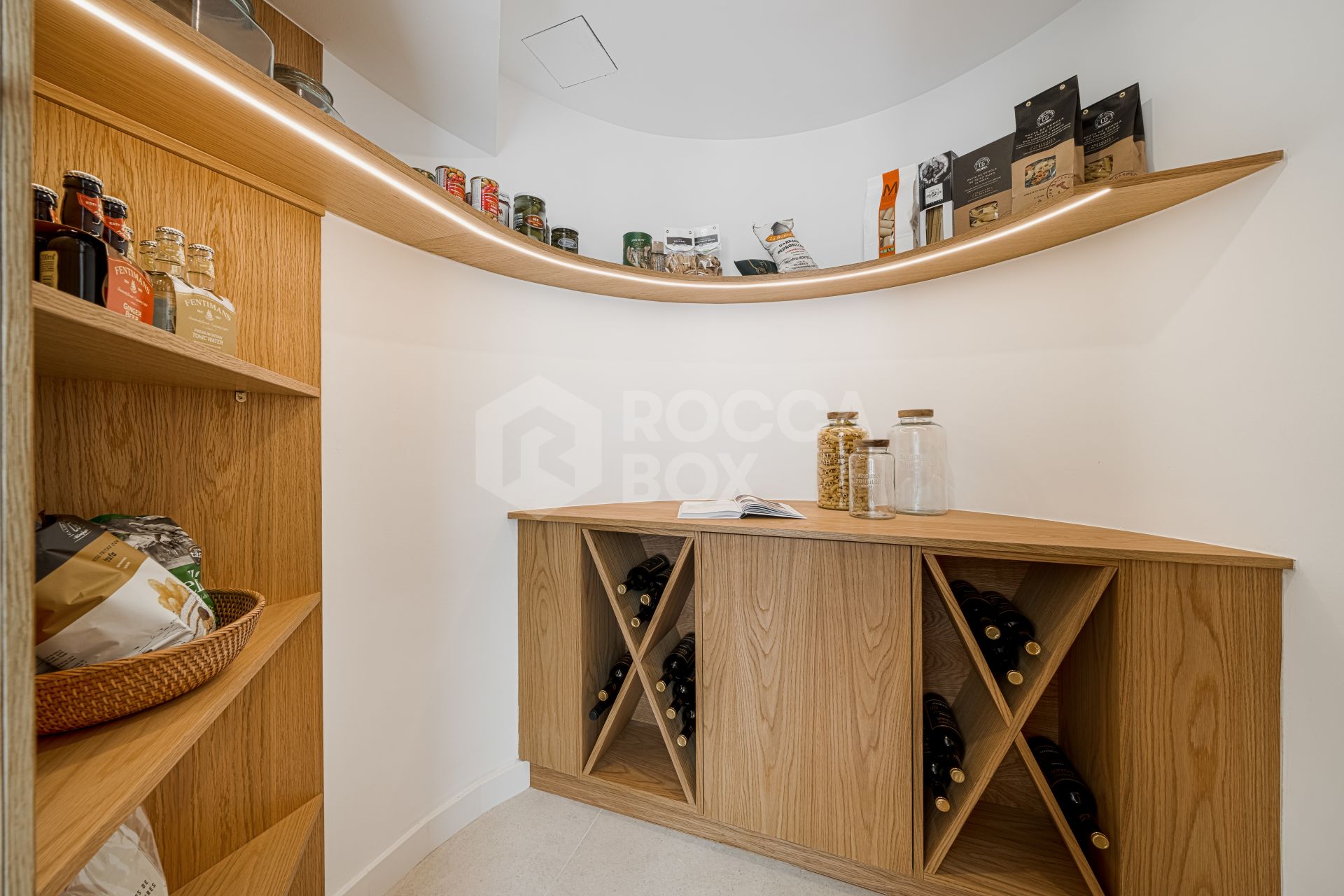 Exquisite Scandinavian-Style Villa with Luxurious Features in Nueva Andalucia