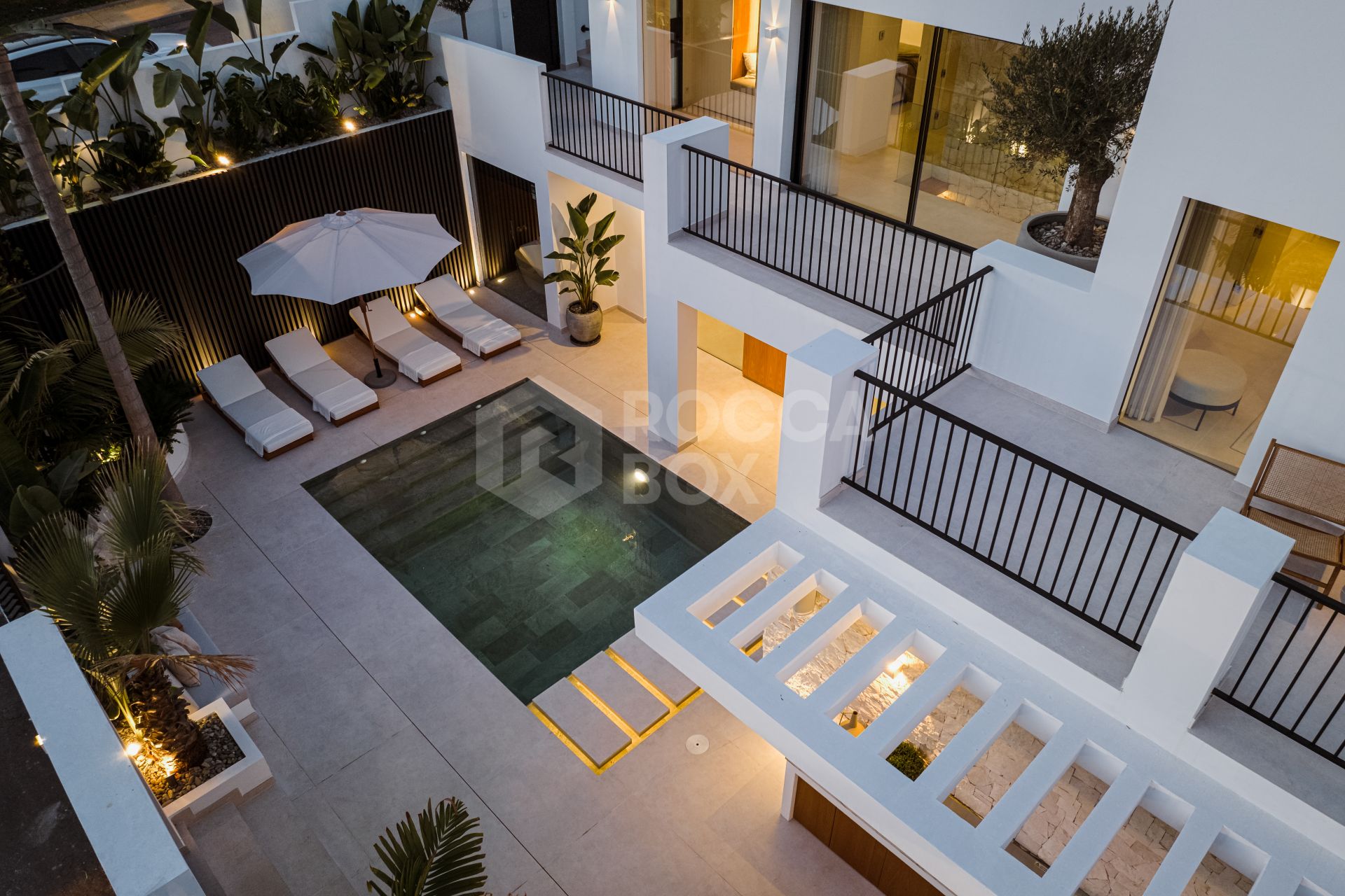 Exquisite Scandinavian-Style Villa with Luxurious Features in Nueva Andalucia