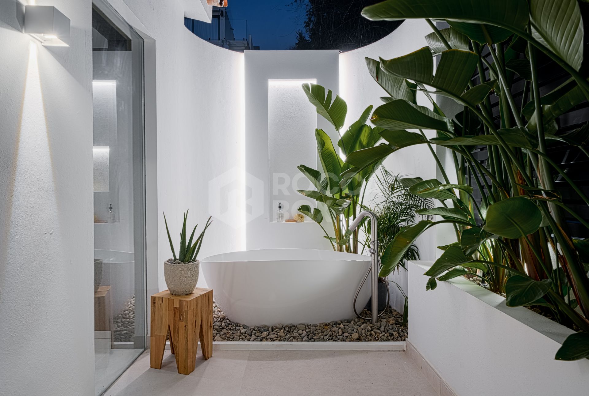 Exquisite Scandinavian-Style Villa with Luxurious Features in Nueva Andalucia