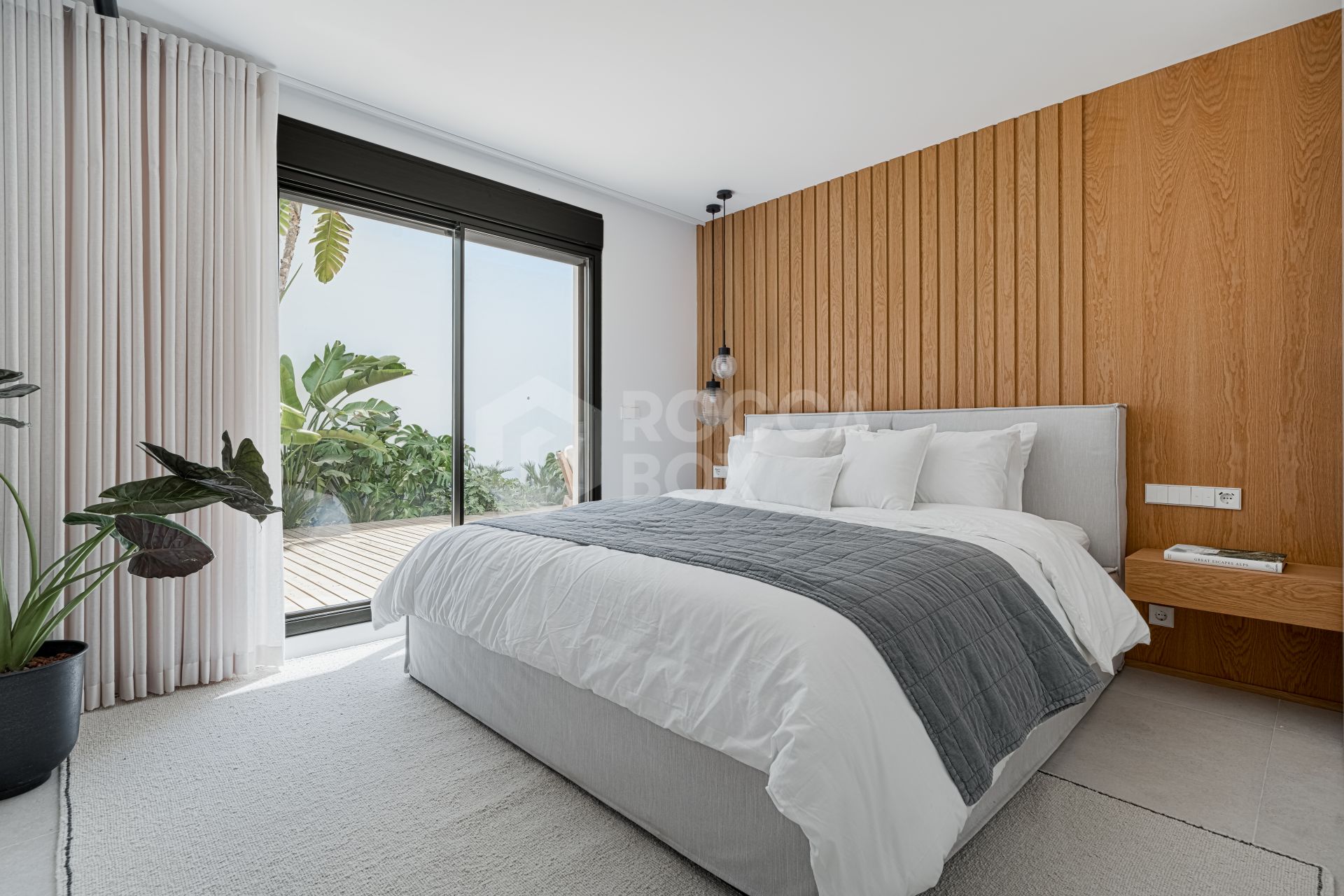 Exquisite Scandinavian-Style Villa with Luxurious Features in Nueva Andalucia