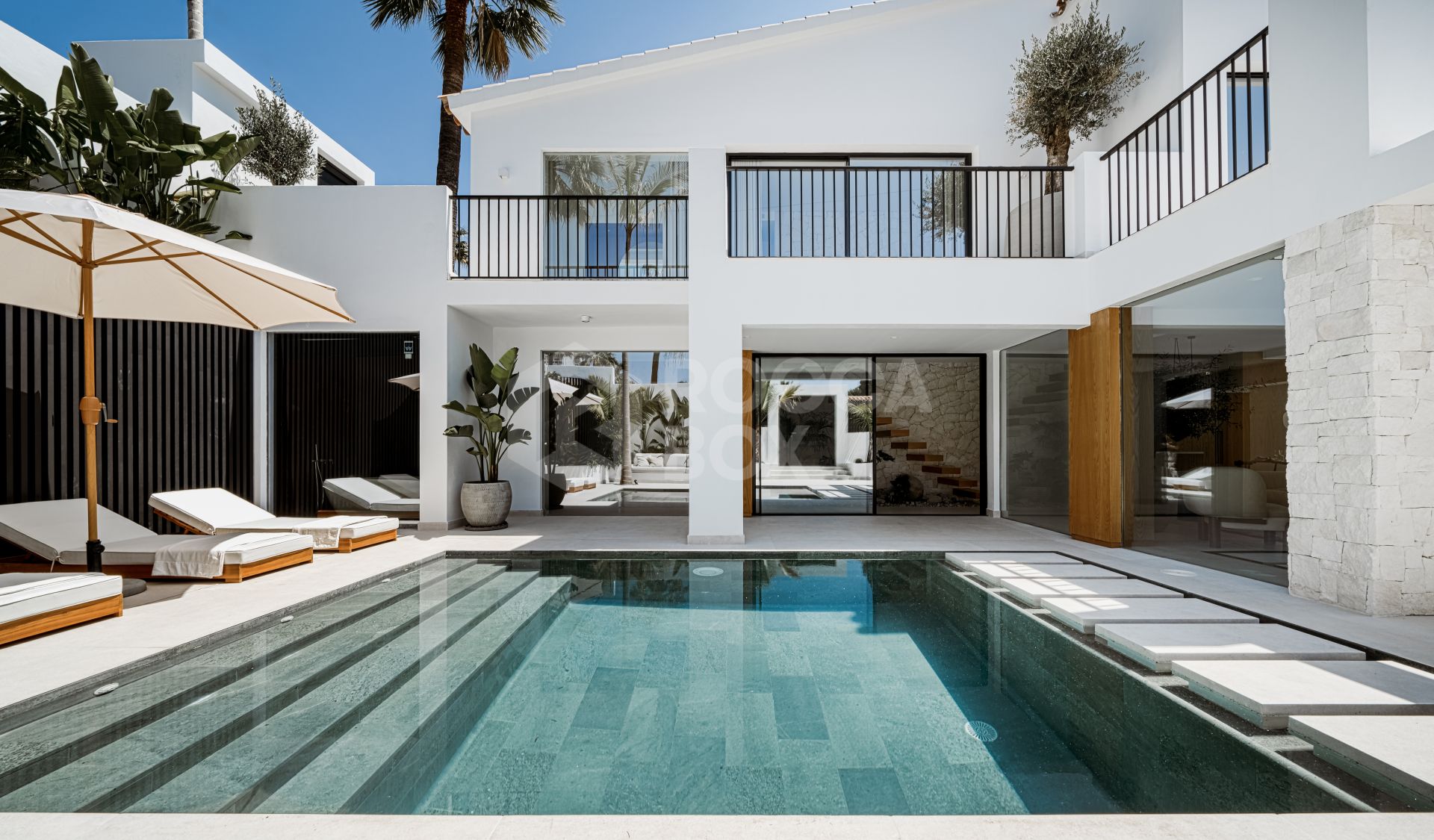 Exquisite Scandinavian-Style Villa with Luxurious Features in Nueva Andalucia