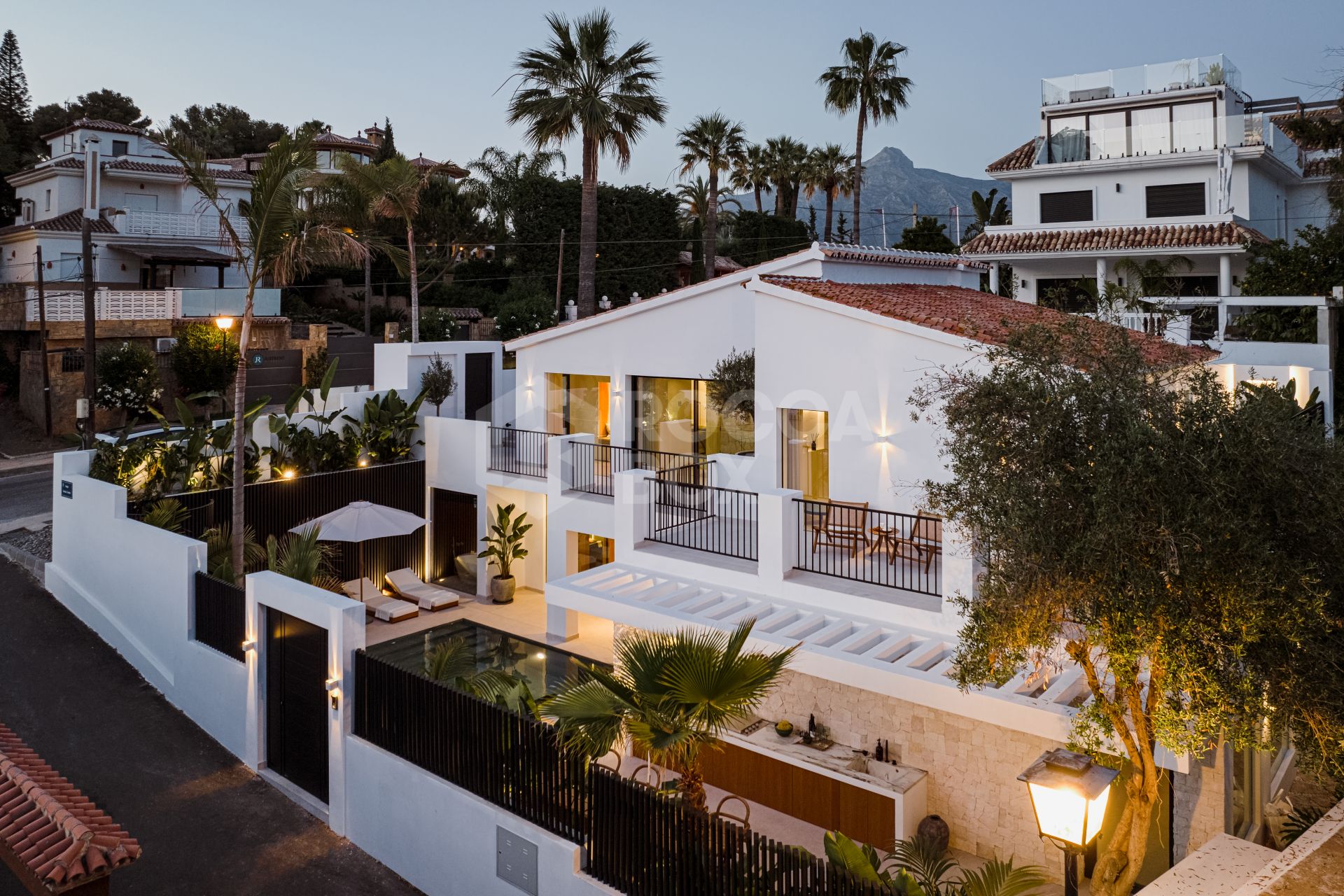 Exquisite Scandinavian-Style Villa with Luxurious Features in Nueva Andalucia