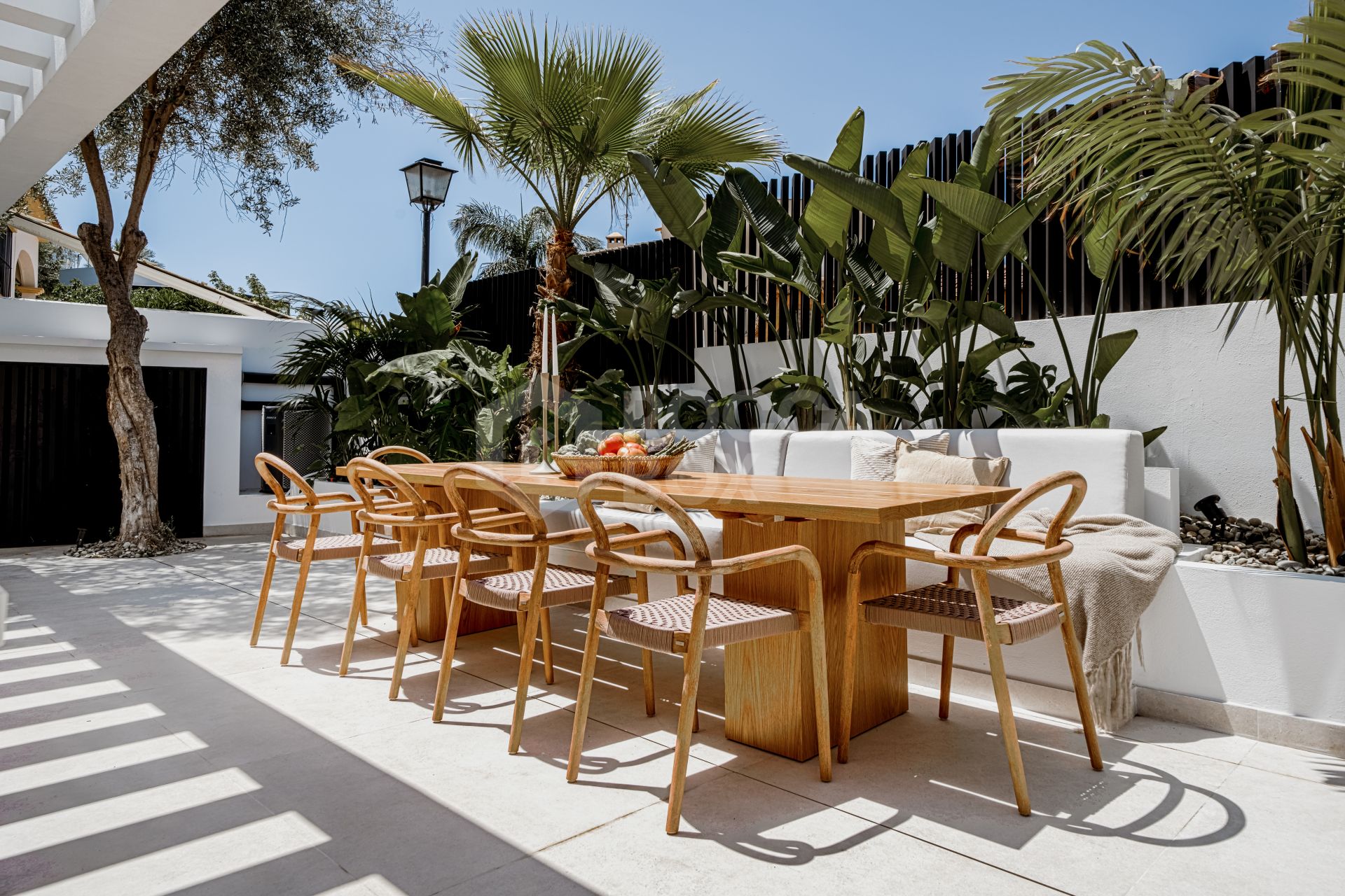 Exquisite Scandinavian-Style Villa with Luxurious Features in Nueva Andalucia